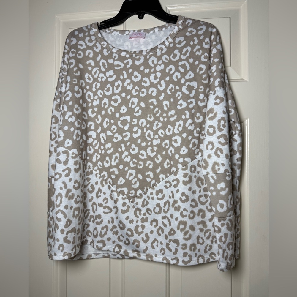 Pink Lily Leopard Print Long Sleeve Top Size Small